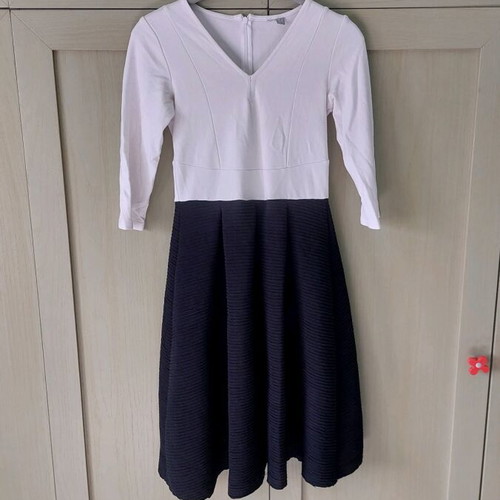 Women's dress black and white with airy skirt and 3/4 sleeve like new