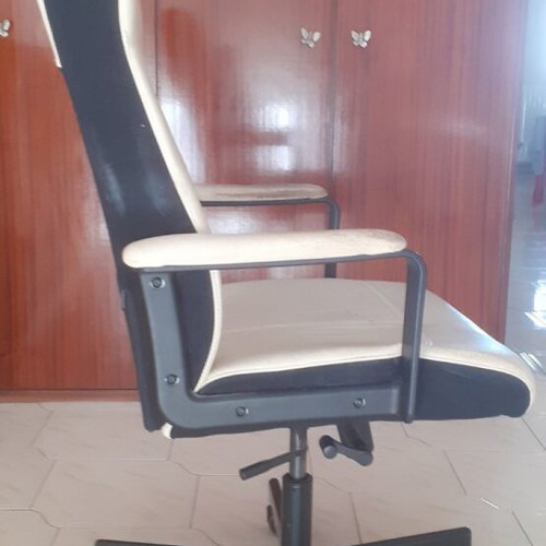 Office desk like new with executive chair and drawer unit