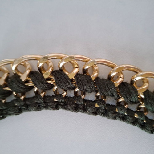 Women's knitted necklace like new with steel in green and gold