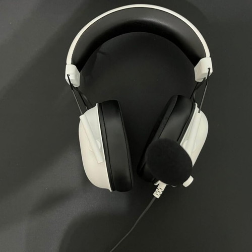 Razer BlackShark V2 X headphones like new, surround audio, wired