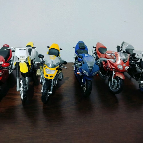 Collectible motorcycles like new, pack of 11 pieces