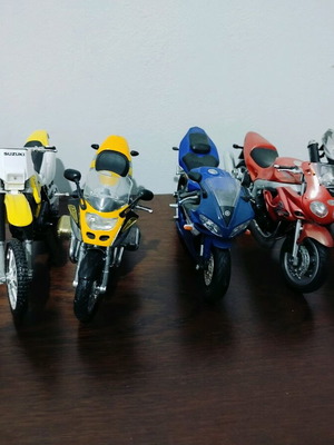 Collectible motorcycles like new, pack of 11 pieces