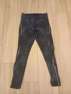 Oysho sports leggings small size with zipper at hem