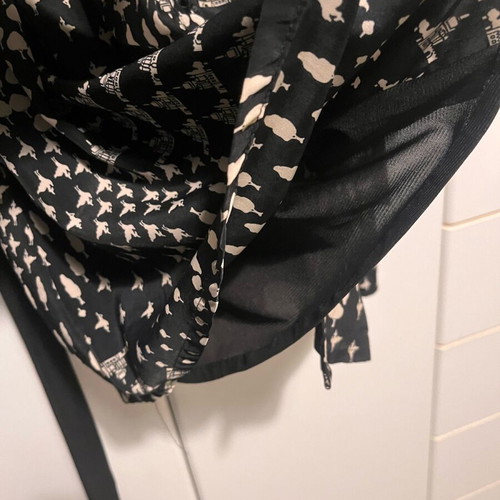 Karla black dress with belt and unique print like new, size L