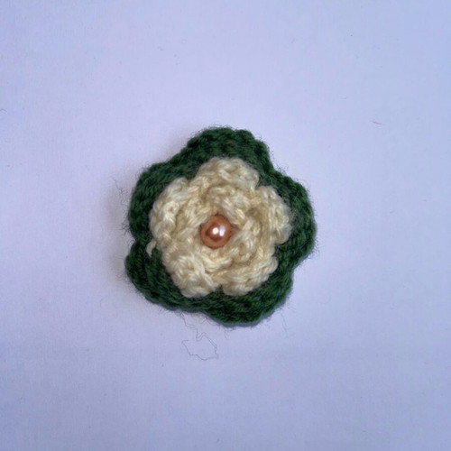 Knitted flower brooch like new with pink pearl