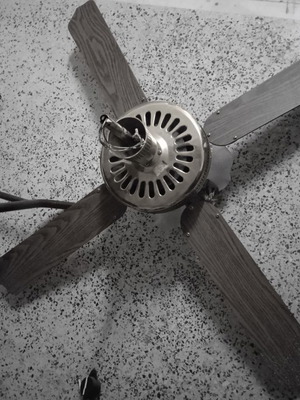 Ανεμιστήρας οροφής με φωτιστικό, σε καλή κατάσταση, τέσσερις λάμπες