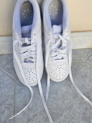 Nike boys' shoes size 40 like new, white