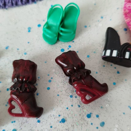 Monster High & Ever After High assorted clothes and accessories lot