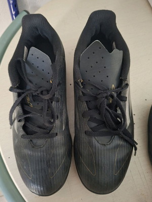 Футболни обувки Adidas употребявани, номер 40 1/2, черни