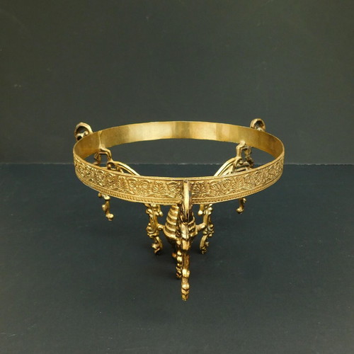 Embossed metal lamp part wreath