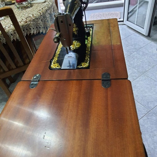 Singer Sewing Machine like new, functional for embroidery