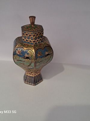 Polygonal cloisonné vase with lid
