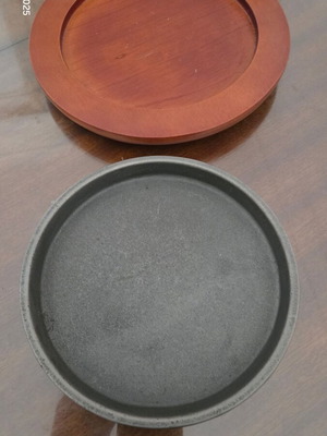 Cast iron serving plate
