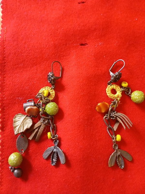 Earrings hanging with floral details in green and orange shades