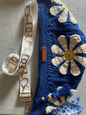 Χειροποίητη πλεκτή τσάντα ώμου χιαστί σε μπλε με σχέδιο λουλουδιού