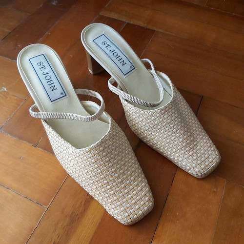 Saint John beige mules like new, embroidered pointed toe