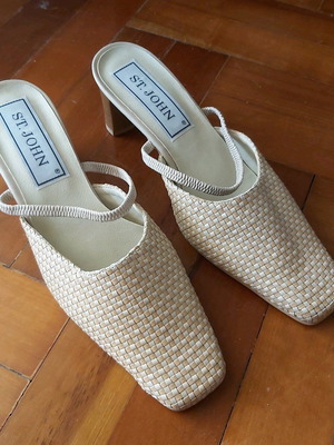 Saint John beige mules like new, embroidered pointed toe