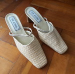 Saint John beige mules like new, embroidered pointed toe