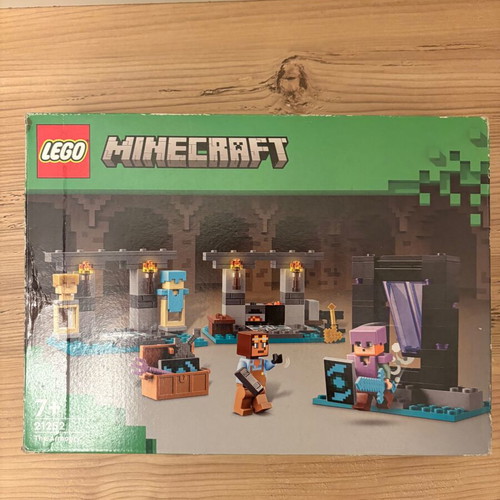 Lego Minecraft set 21252 The Armory like new