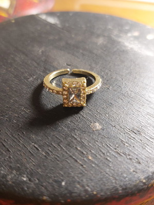 Gold-colored ring with crystals adjustable size like new