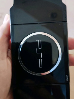 Sony PSP 3004 като нов с батерия, 8GB памет, зарядно, калъф и 3 игри