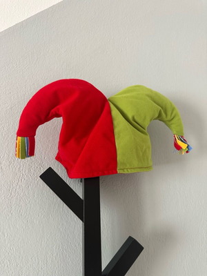 Carnival hat for ages 2-5 like new