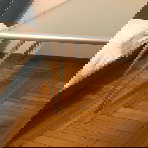 Τραπέζι κουζίνας ΙΚΕΑ σαν καινούργιο με μεταλλικό σκελετό και γυάλινη επιφάνεια