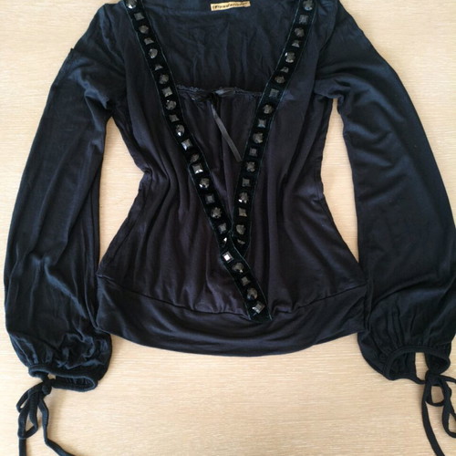Fiondotinta women's long-sleeve black top like new with decorative details