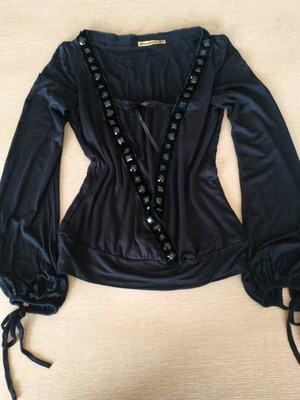 Fiondotinta women's long-sleeve black top like new with decorative details
