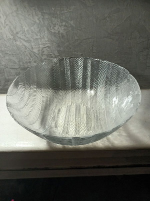 Vintage crystal salad bowl with embossed herringbone design like new