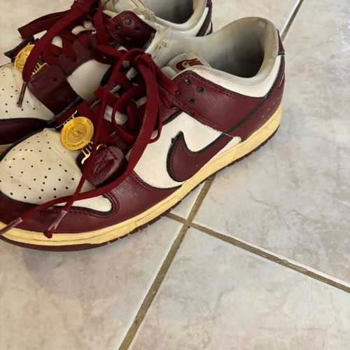 Nike Dunk women's shoes used, burgundy color, size 39
