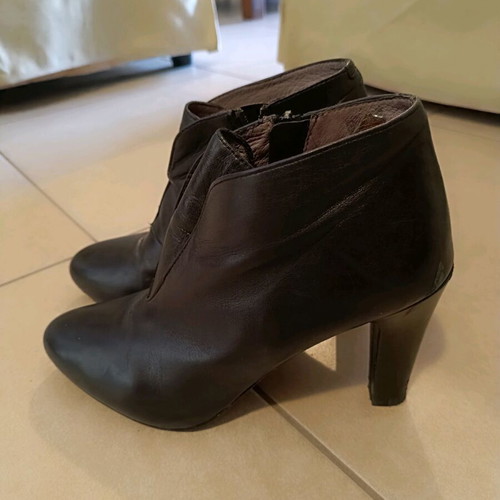 Carmens leather ankle boots like new, black, size 40