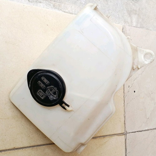 Toyota 4E-FE windshield washer water reservoir used with mechanism