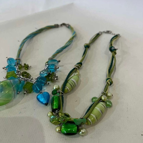 Set of 2 vintage women's necklaces with blue and green beads, 22cm