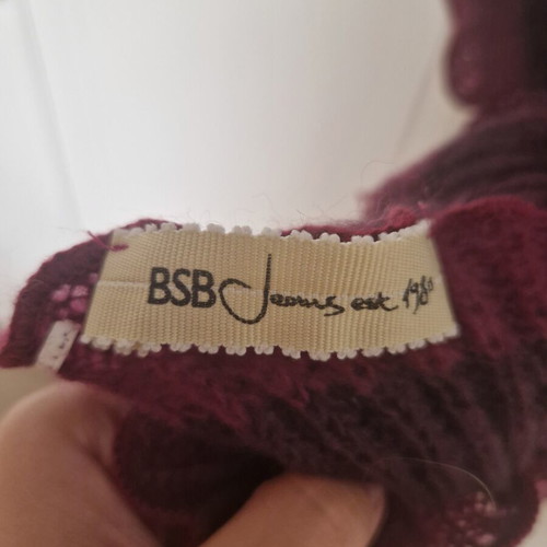 BSB wool scarf like new, eggplant color with ruffles