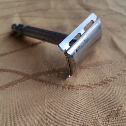 Vintage small barber set like new with Ski clipper, safety razor and brush