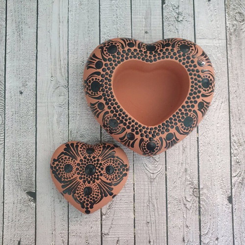 Handmade heart-shaped trinket made of gypsum with dotting technique