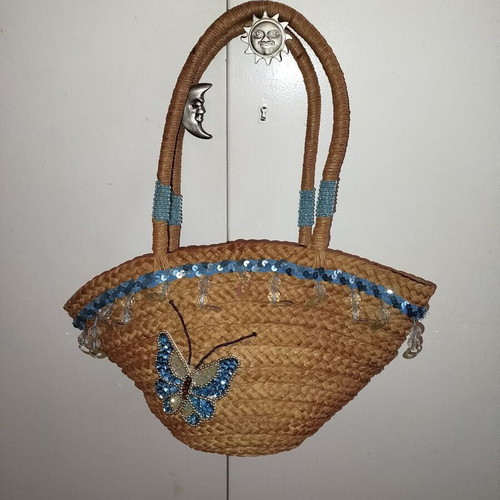 Straw shoulder bag like new with light blue butterfly