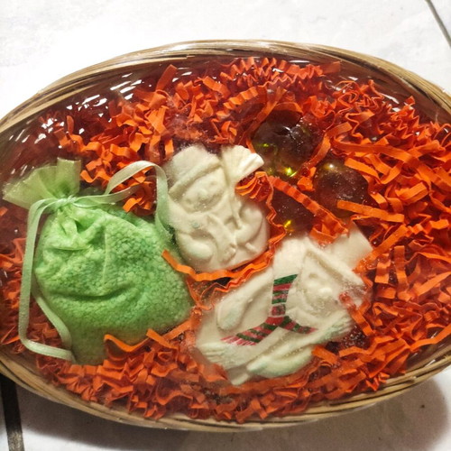 Christmas basket new with snowman soaps, oils and bath salts