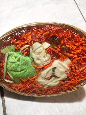 Christmas basket new with snowman soaps, oils and bath salts