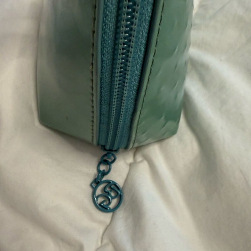 Neseser used in turquoise patent color