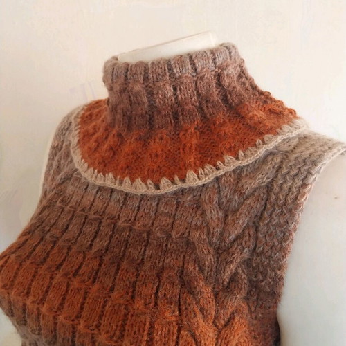 Women's sleeveless sweater with polo collar hand-knitted like new