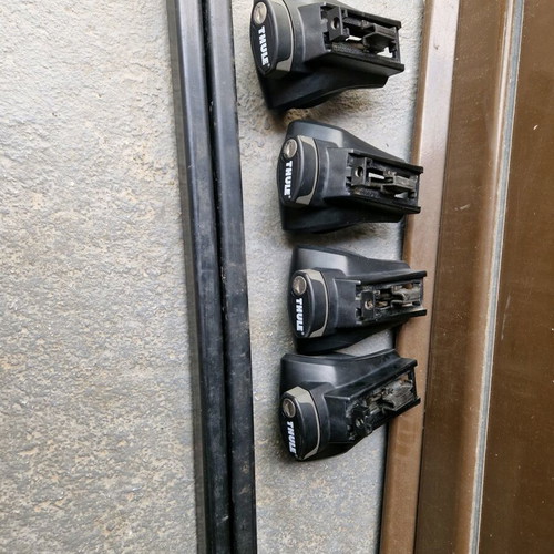 Thule 757 feet and 118cm bars used with key