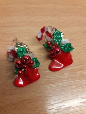 Christmas hanging earrings like new, red and green pair