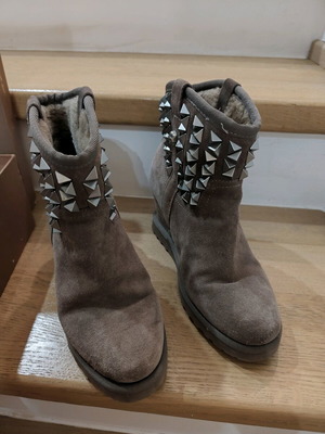 Ash gray suede ankle boots like new with silver studs and fur
