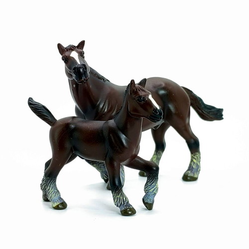 Clydesdale Horse Figures set like new, plastic, adult and foal