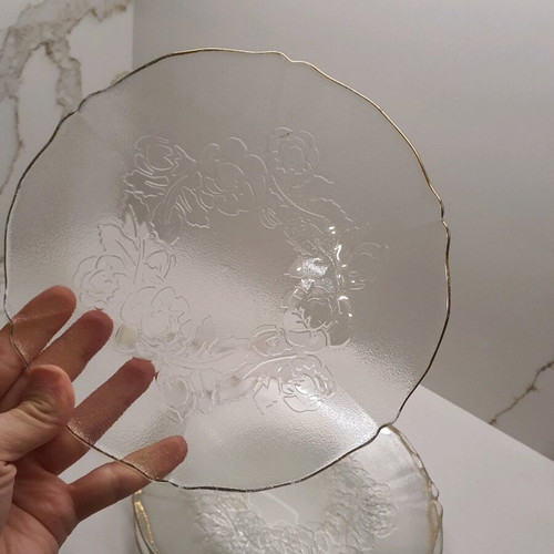Transparent plates with embossed flowers and gold rim, like new, pack of 5