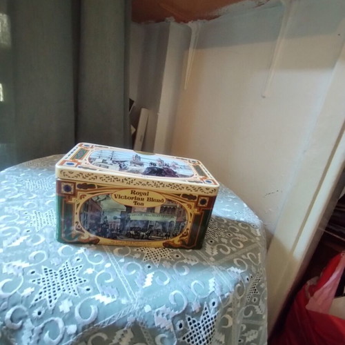 Vintage metal tea tin Royal Victorian Blend Tea, like new