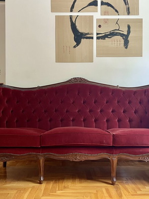 Vintage 70s couch like new, velvet, solid wood, red