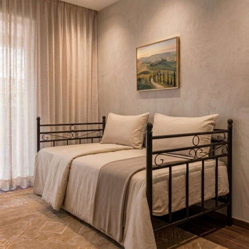 Metal daybed with mattress like new, classic design